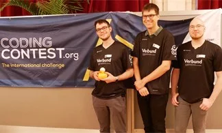 VERBUND-Programmierer Anatol Beck, Peter Poier und Sebastian Poscher vor dem Transparent des Catalyst Coding Contest.