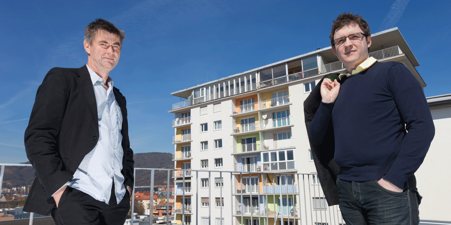 Wolfgang Winter und Ingo Riemenschneider von wInterface stehen unter blauem Himmel. 