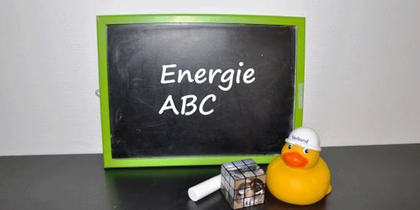 Ente Doris sitzt vor der Energie-ABC-Tafel