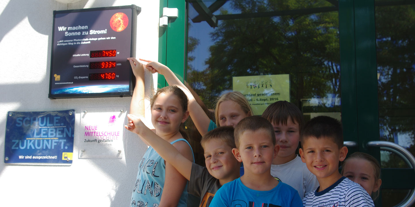 Die Kinder der örtlichen Mittelschule freuen sich über die Solaranlage inklusive schicker Anzeigetafel.