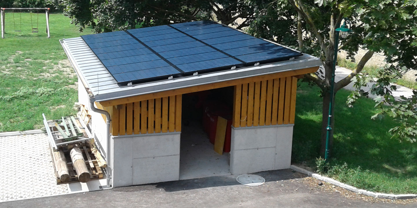 Die 24 Solarmodule versorgen in Zukunft acht Büroplätze im Gemeindezentrum mit sauberem Sonnenstrom. 