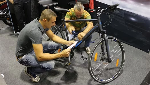 Go Green Messe: Stephan Farkas und Johannes Prüstl machen aus einem traditionellen Fahrrad ein E-Bike