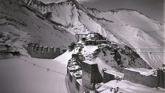 Historische Ansicht der Baustelle der Staumauer Mooserboden im Winter 1955