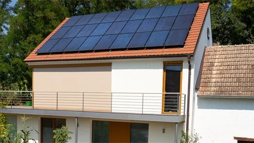 Eine Photovoltaik-Anlage am Dach eines Hauses.