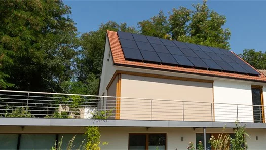 Eine Photovoltaik-Anlage nach Maß am Dach eines Hauses