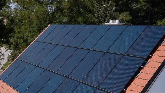 Die Kollektoren einer Photovoltaik-Anlage am Hausdach.