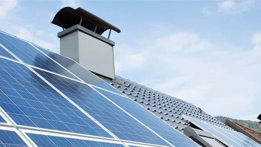 Eine Photovoltaikanlage am Dach eines Eigenheims.