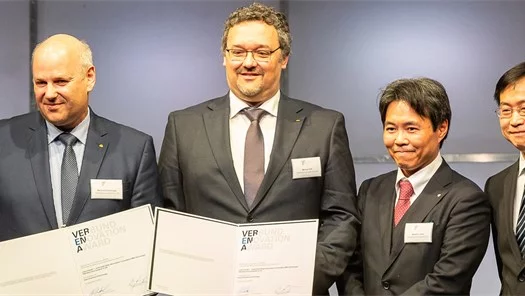 Von links nach rechts: Manfred Schweinzger, Markus Puff Masahiro Oishi und Yongli Wang (TDK Electronics GmbH & Co OG).