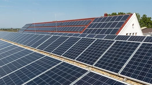 Photovoltaikanlage am Dach des Weinguts.