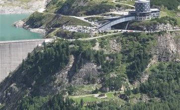 Übersicht über die Kletterarena Damm High an der Kölnbreinsperre und Berghotel Malta.