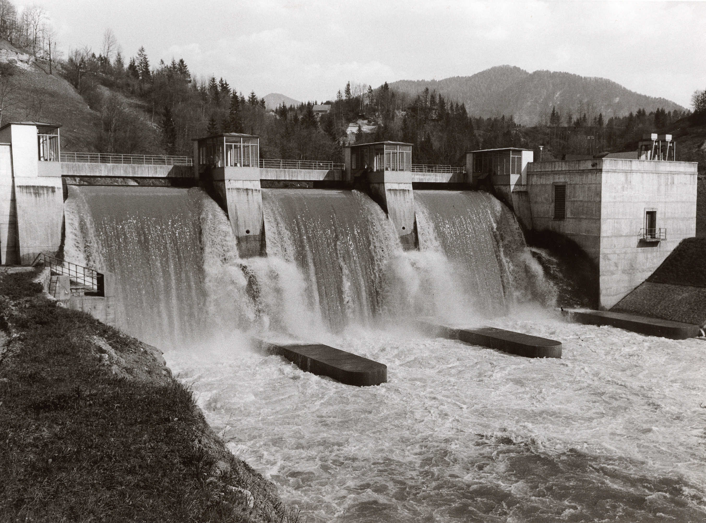 Ein Schwarz-Weiß-Foto von einem Wasserkraftwerk in Essling.