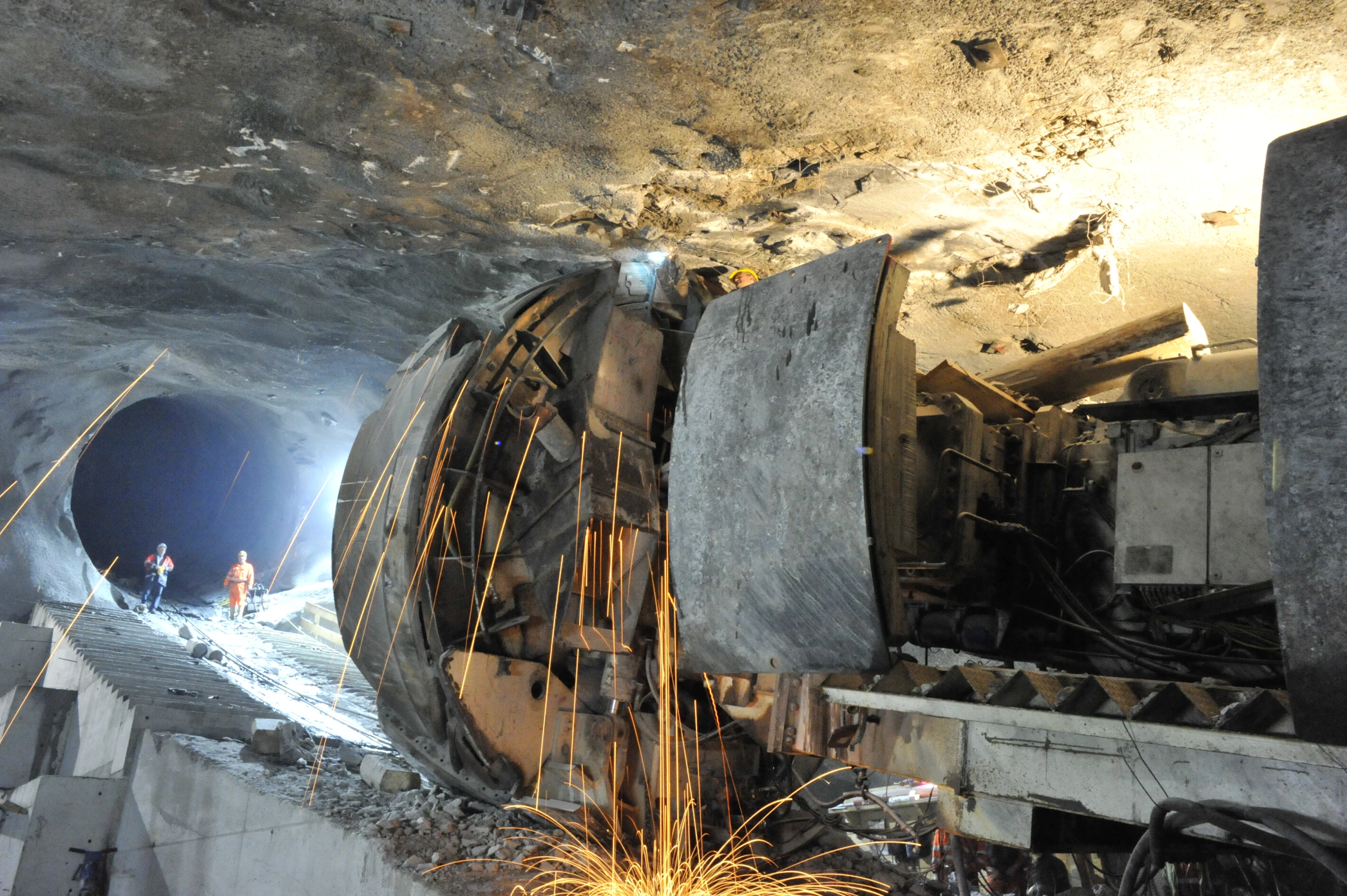 We are underground. We see a tunnel cutter in an inclined shaft. Limberg 3 is being built here.