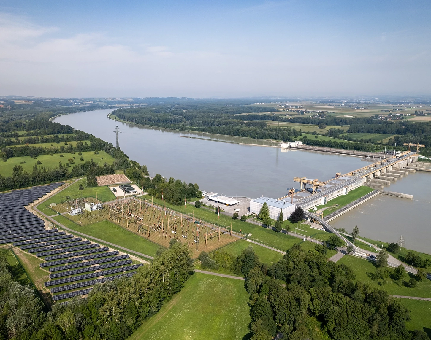 We are looking at the Wallsee Mitterkirchen hydroelectric power station. We can also see a photovoltaic system on the left.