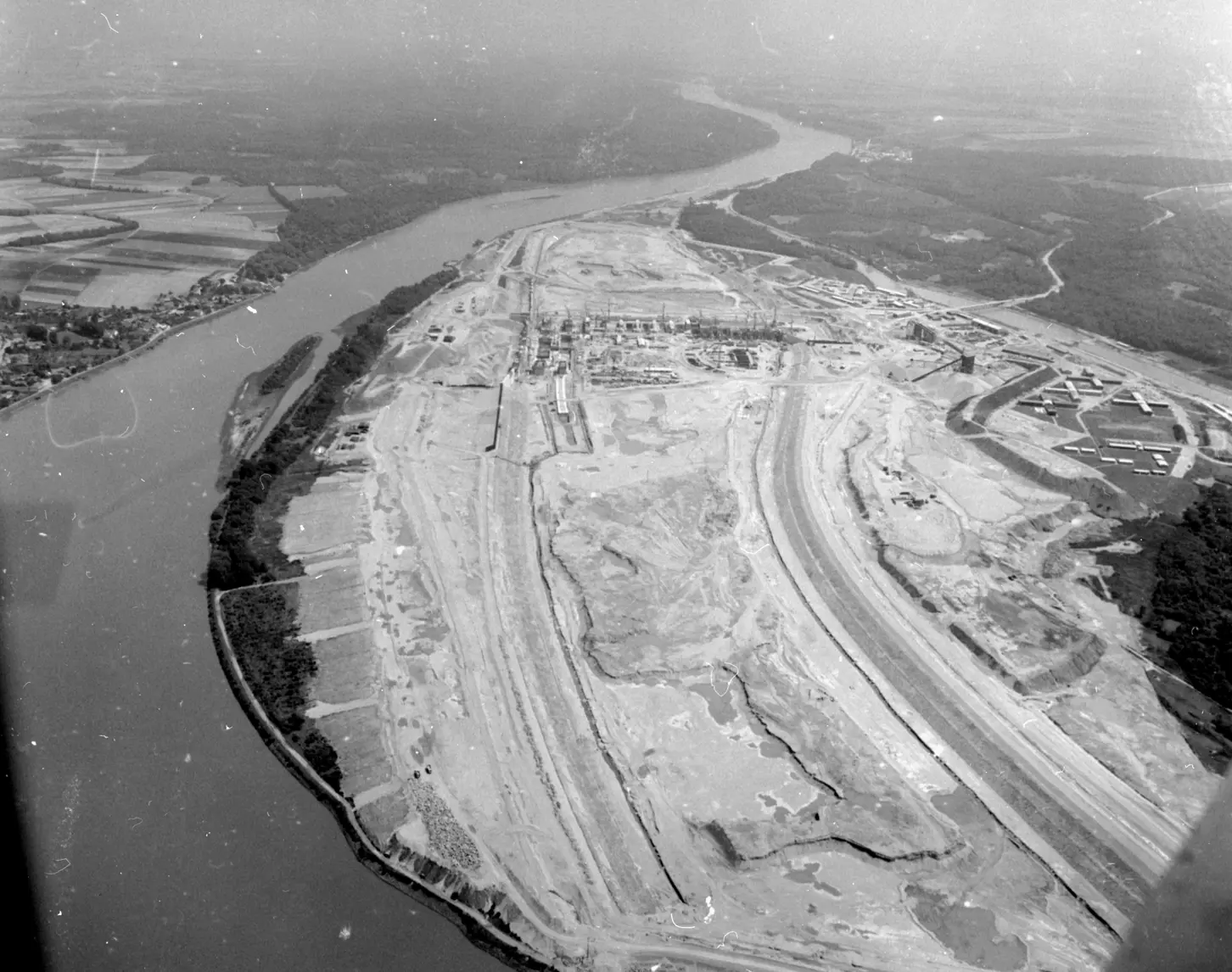 Ein Schwarz-Weiß-Foto aus der Vogelperspektive von gerodetem Flachland.