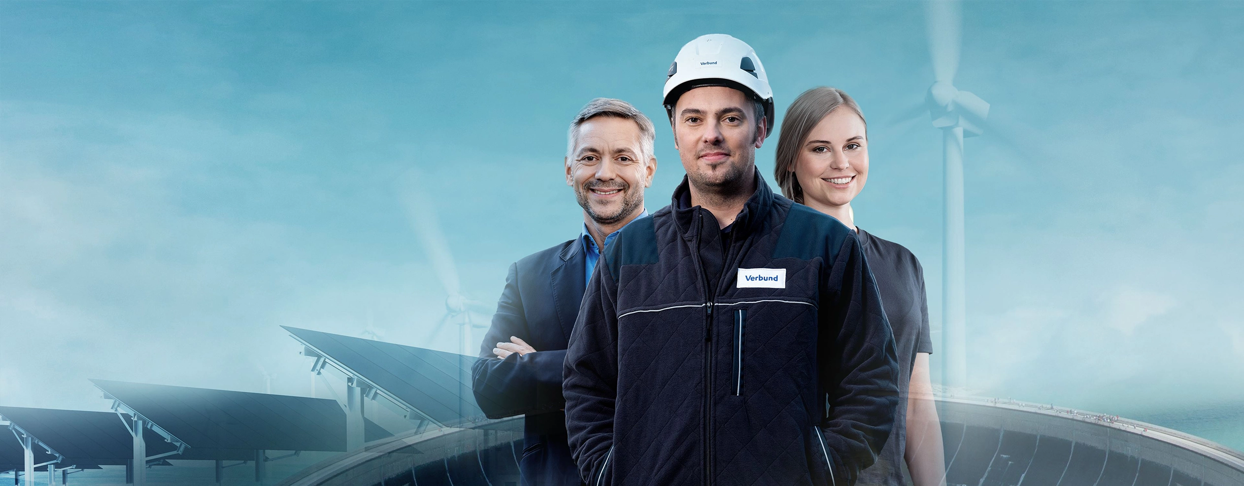 Im Zentrum stehen drei VERBUND-Mitarbeiter, die die Vielfalt des Unternehmens unterstreicht. Vom Kraftwerksmitarbeit über den Businessman bis hin zur kompetenten Mitarbeiterin. Das Bild ist in Blautönen gehalten.