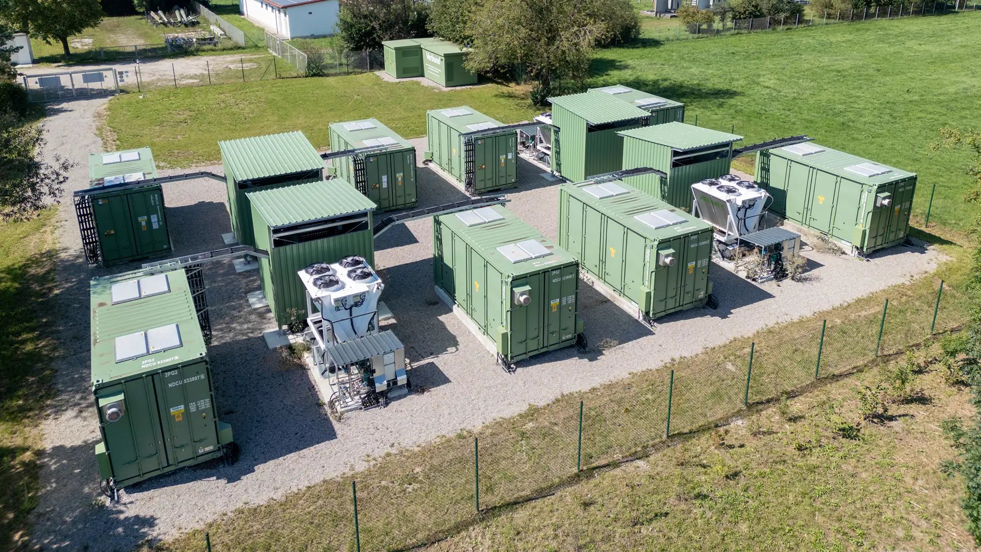 Großbatteriespeicher für die Industrie stehen auf einem Betriebsgelände in Schwabmünchen.