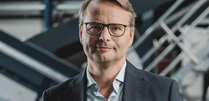 Stefan Chalupnik, Geschäftsführer bei G. CORETH Kunststoffverarbeitungs GmbH blickt in die Kamera ein leichtes Lächeln umspielt sein Gesicht.
