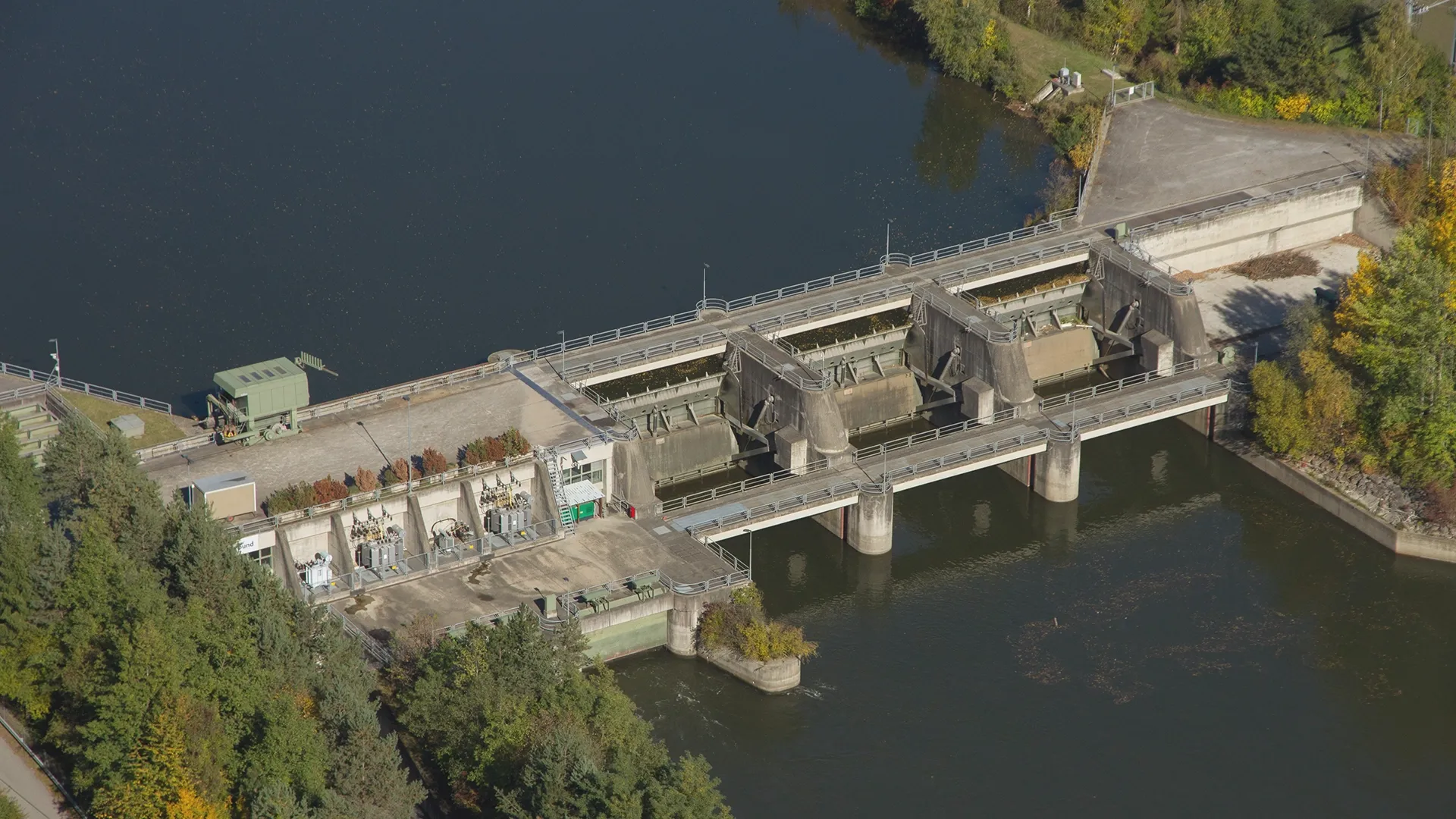 We look down on the Rabenstein an der Mur run-of-river power station from above. The atmosphere is autumnal.