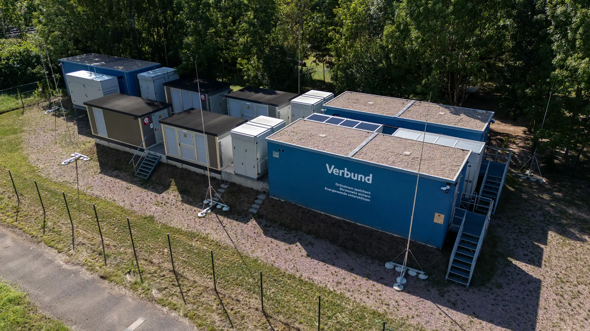 Großbatteriespeicher für die Industrie stehen auf einem Betriebsgelände in Eisenach.