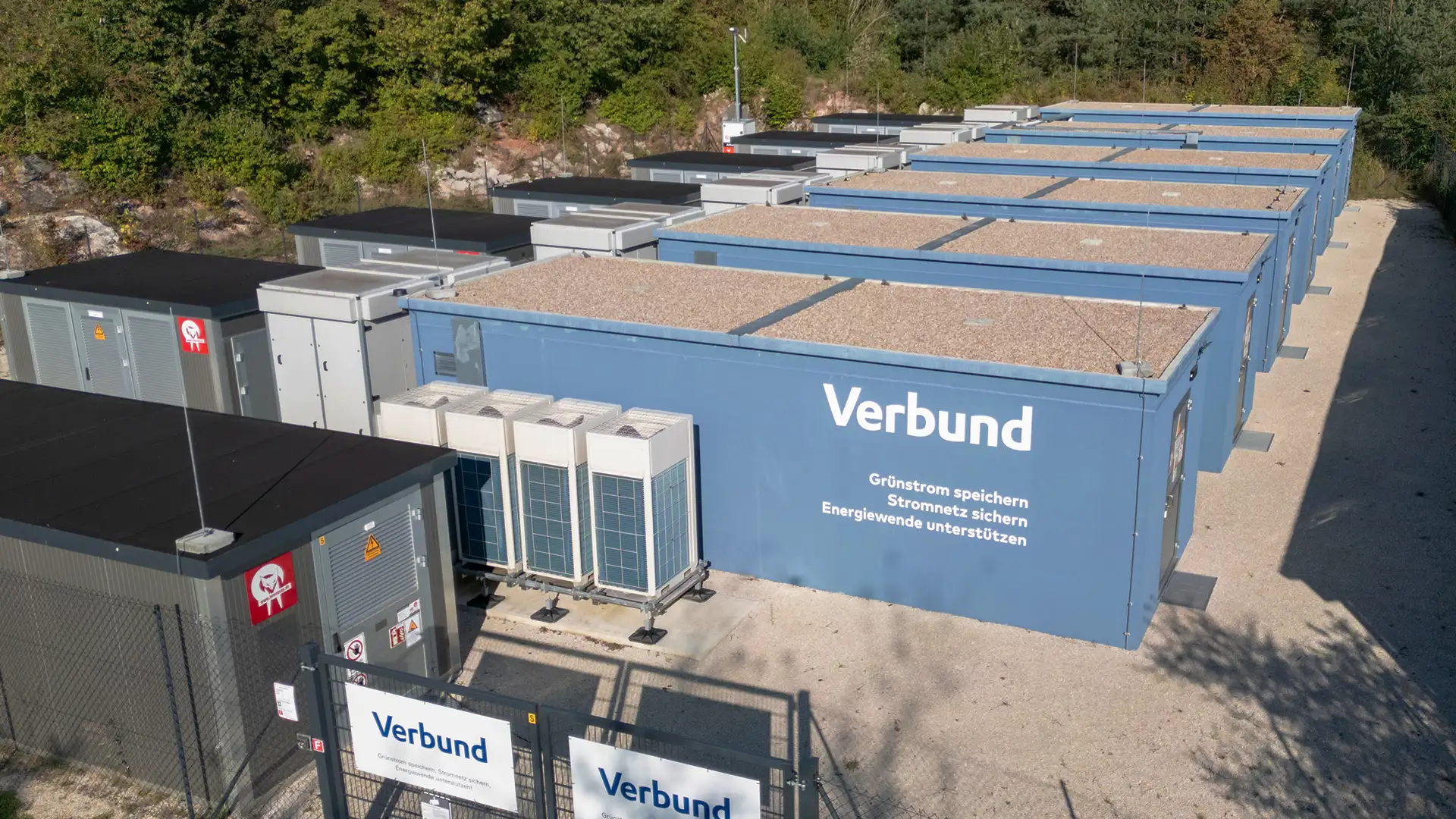 Großbatteriespeicher für die Industrie stehen auf einem Betriebsgelände in Diespeck.