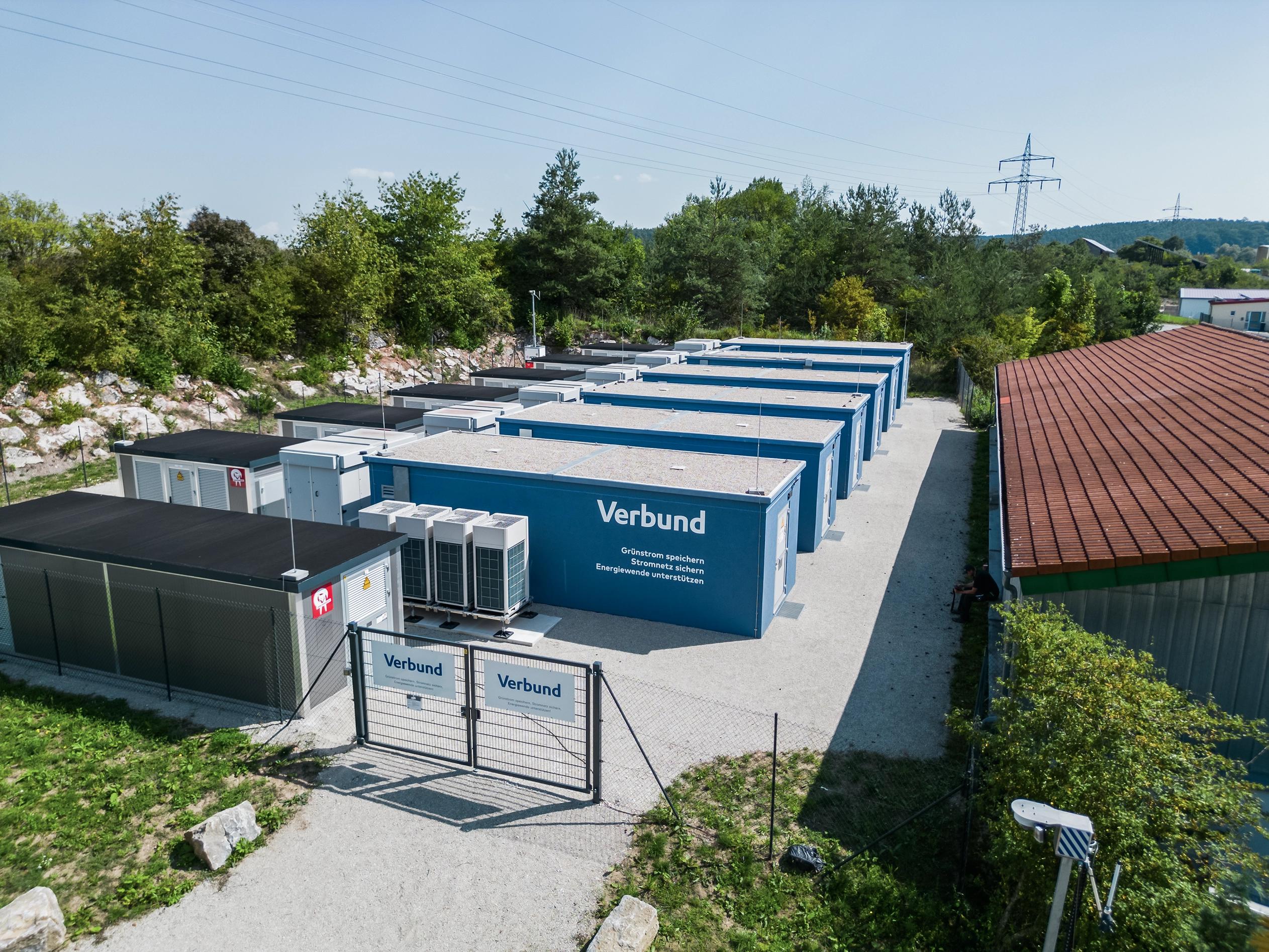 A view of the VERBUND battery storage system from above. Here you can basically see a small unit of blue containers.