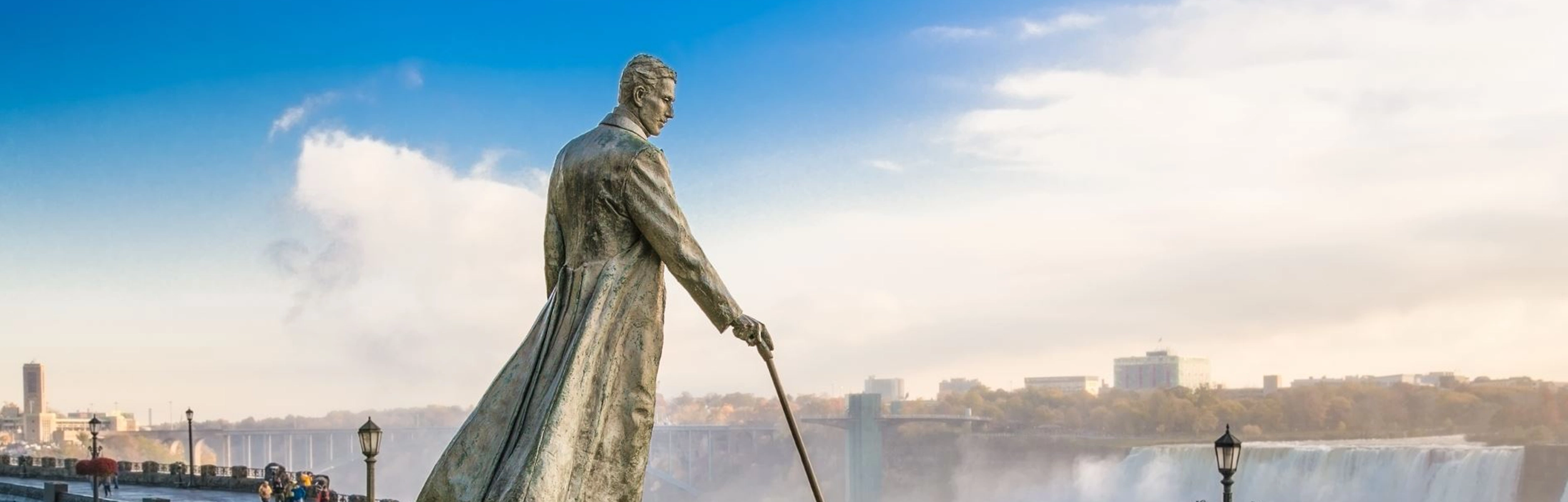 Ein Foto von einer Statue die Nicola Tesla darstellt.