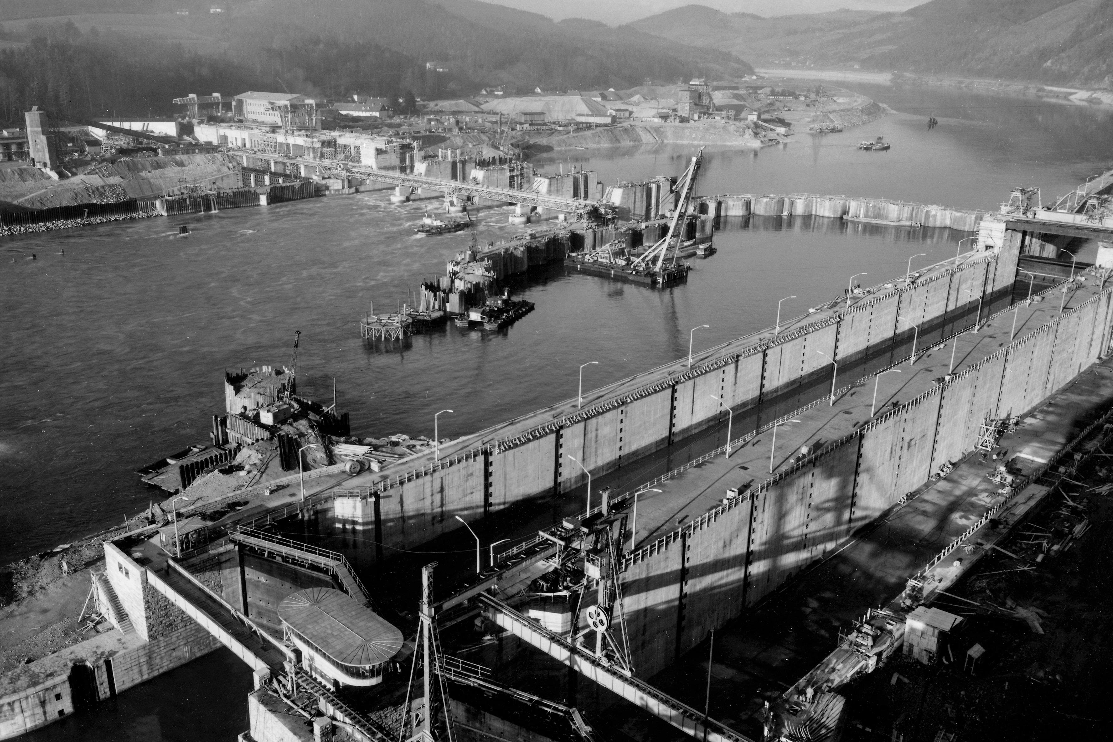 A black-and-white image of construction work at a hydroelectric power plant.