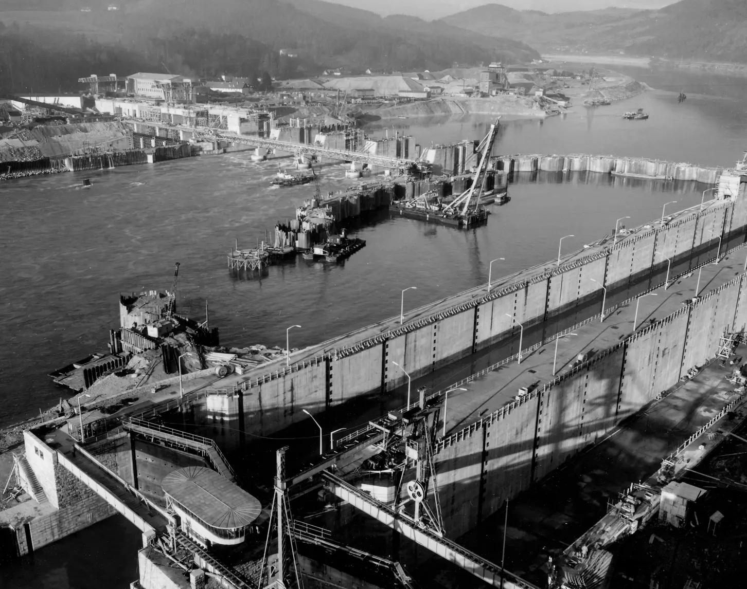 Ein Schwarz-Weiß-Bild von den Bauarbeiten bei einem Wasserkraftwerk.