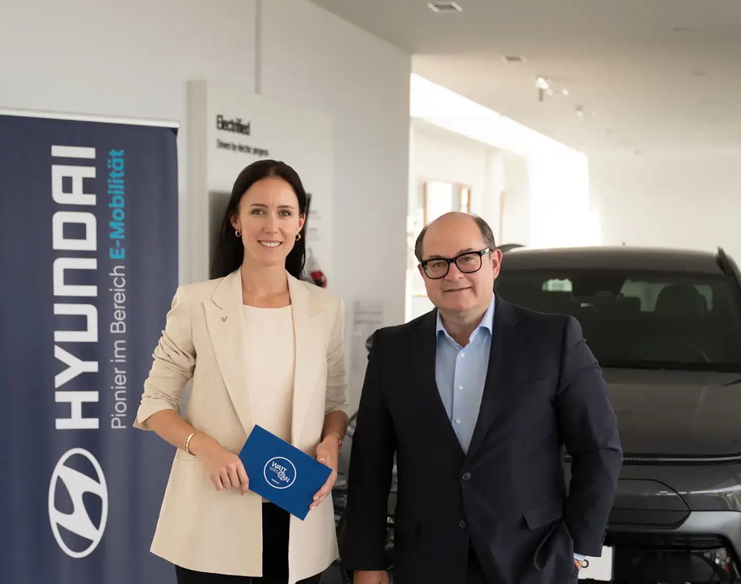 Kathrin Hanzl im Gespräch mit Roland Punzengruber, Geschäftsführer von Hyundai Import.