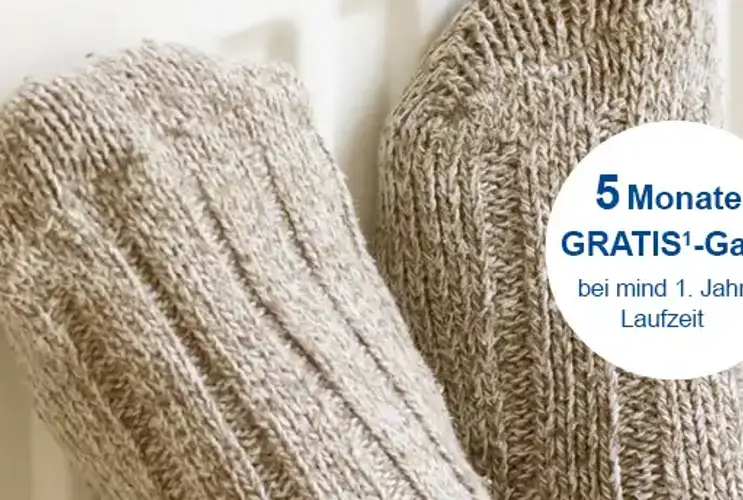Socken auf Heizkörper mit dem Angebot zum Gas-Tarif