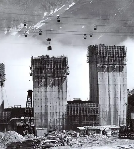 Eine Weitwinkelansicht der Baustelle für ein Kraftwerk.