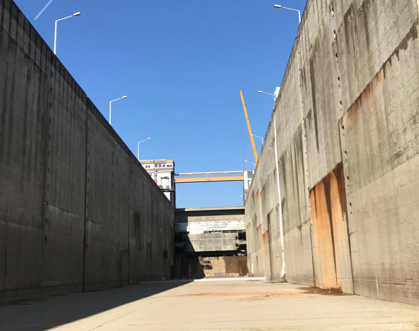 Wir blicken auf einen leeren Schleusenschach.