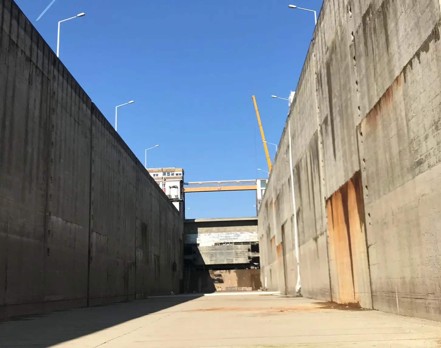 Wir blicken auf einen leeren Schleusenschach.