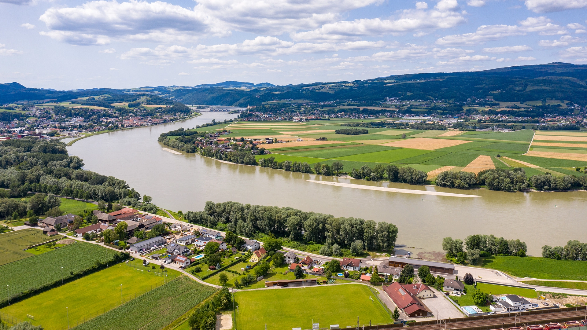 A view of the Ybbser Scheibe from above. The new gravel banks, which are intended to provide a new habitat for fish in particular, are clearly visible.