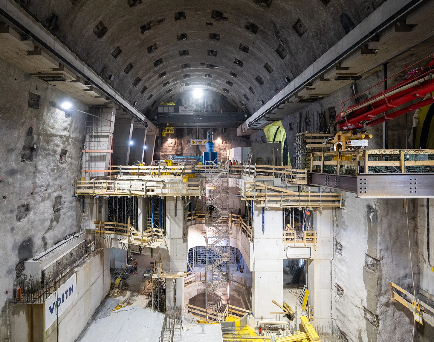 The impressive construction site of the major Limberg 3 project in Kaprun is pictured. You can see scaffolding in the mine and concrete walls