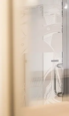 Eine Gruppe aus drei Personen unterhält sich fröhlich.