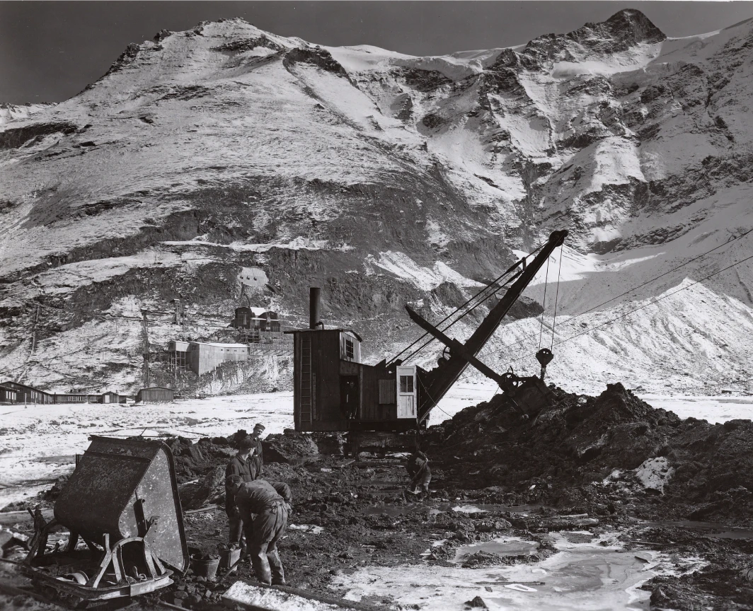 A black-and-white photo of the gravel processing plant at the Kaprun construction site.