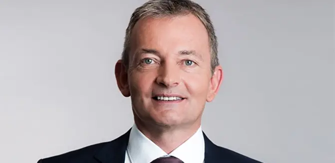 Marcus Grausam, CEO von A1 lächelt in die Kamera.