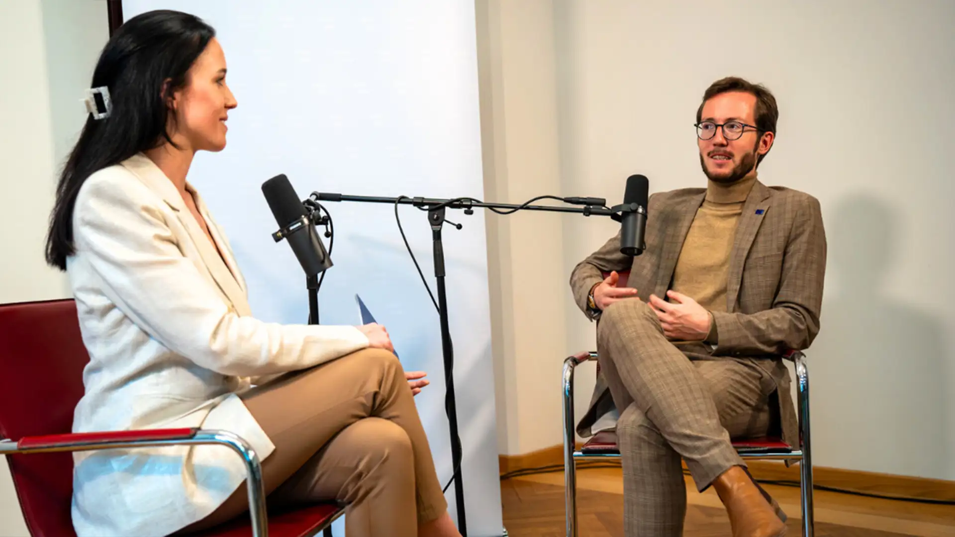 Kathrin Hanzl im Gespräch mit Philipp Wieser, Leiter von OLÉ - Österreichs Leitstelle für Elektromobilität.
