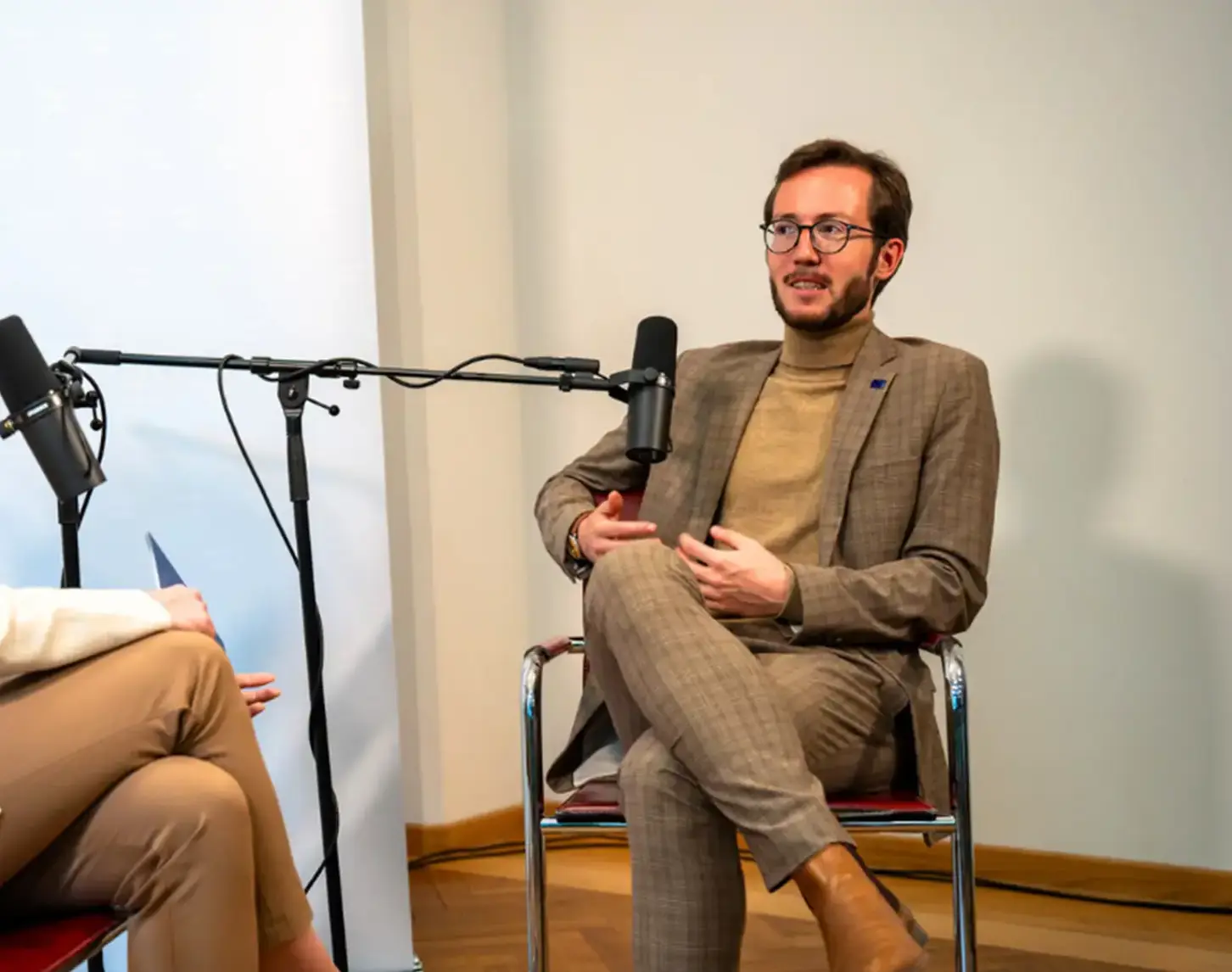 Kathrin Hanzl im Gespräch mit Philipp Wieser, Leiter von OLÉ - Österreichs Leitstelle für Elektromobilität.